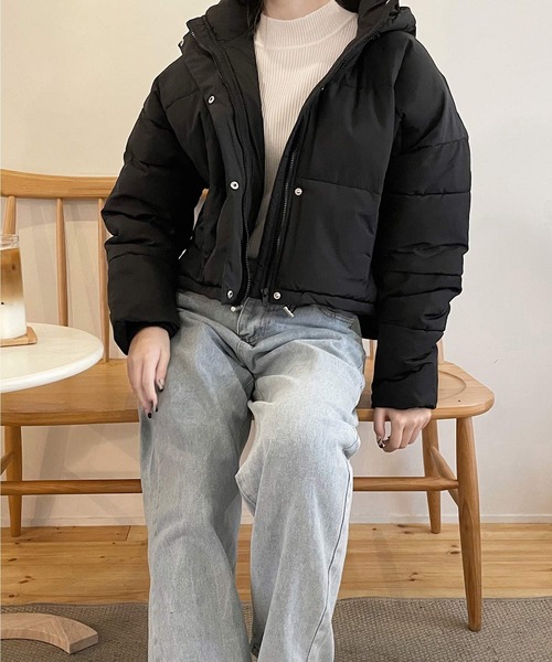 shopnikoniko(ショップニコニコ)の「ショート丈 ダウンジャケット フード付き ファイバーダウン(ブルゾン・レディース・ブラック/アイボリー・フリー)」の16枚目の写真