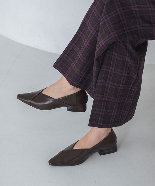 EVOL(イーボル)の「【EVOL】Vカットポインテッドスタックヒールパンプス IU5031(パンプス・レディース・ブラック/アイボリー/ブラック×ブラック/シルバー/ベージュ/ブラウン/ブロンズ/シルバーグレー/レオパード/ブラウン系その他・23.0cm/23.5cm/24.0cm/24.5cm/25.0cm/22.0cm/22.5cm)」の5枚目の写真