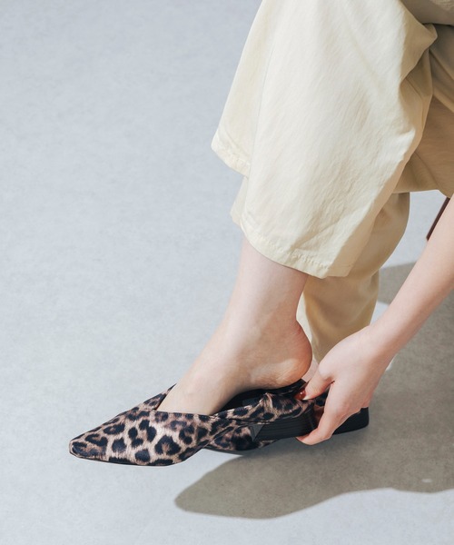 EVOL(イーボル)の「【EVOL】Vカットポインテッドスタックヒールパンプス IU5031(パンプス・レディース・ブラック/アイボリー/ブラック×ブラック/シルバー/ベージュ/ブラウン/ブロンズ/シルバーグレー/レオパード/ブラウン系その他・23.0cm/23.5cm/24.0cm/24.5cm/25.0cm/22.0cm/22.5cm)」の10枚目の写真