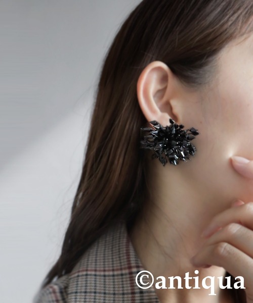 antiqua（アンティカ）の「ビーズフラワーイヤリング（イヤリング・レディース・ブラック・FREE）」の3枚目の写真