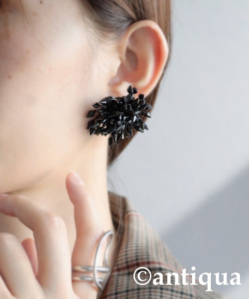 antiqua（アンティカ）の「ビーズフラワーイヤリング（イヤリング・レディース・ブラック・FREE）」の7枚目の写真