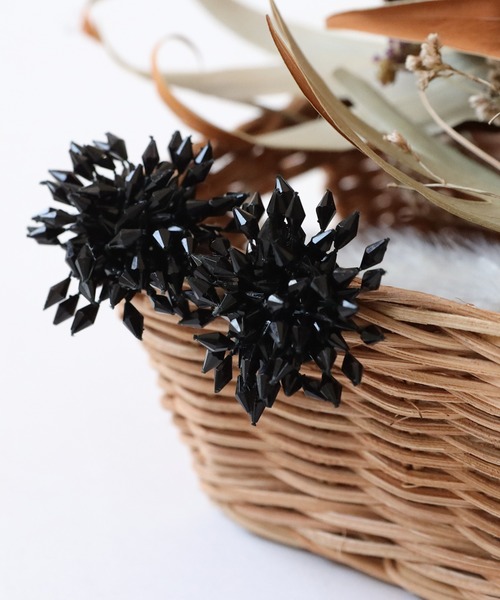 antiqua（アンティカ）の「ビーズフラワーイヤリング（イヤリング・レディース・ブラック・FREE）」の2枚目の写真