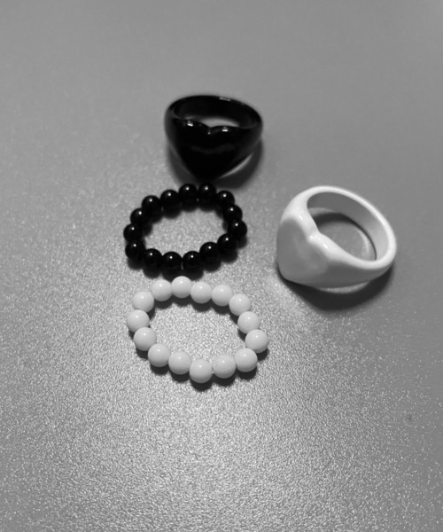 jiasecond.(ジアセカンド)の「【jiasecond.】ハート&ビーズリング2ピースセット / アクセサリー アクセ リング 指輪 セット ビーズ ハート ホワイト ブラックZOZOTOWN限定(リング・レディース・ブラック/ホワイト・FREE)」の3枚目の写真