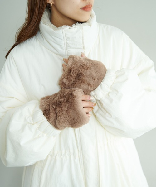 DISCOAT(ディスコート)の「フェイクファーグローブ(アームカバー・レディース・グレー/ベージュ/ベージュ系その他・FREE)」の14枚目の写真