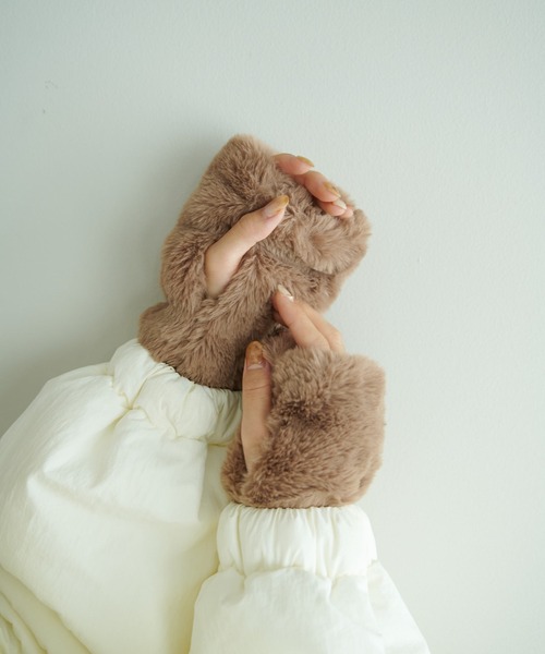 DISCOAT(ディスコート)の「フェイクファーグローブ(アームカバー・レディース・グレー/ベージュ/ベージュ系その他・FREE)」の17枚目の写真