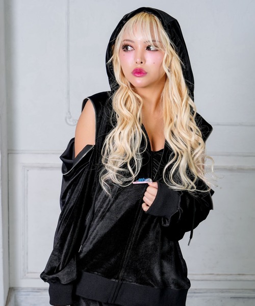 Diable baiser(ディアブルベーゼ)の「ヒップ隠れる丈のショルダージップ肩魅せベロアパーカー(パーカー・レディース・ブラック・M-L)」の3枚目の写真