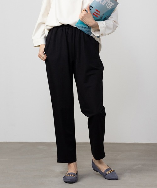 NAVY(ネイビー)の「NAVY サラリ冷感 制菌加工 テーパードパンツ(その他パンツ・レディース・ネイビー/ブラック/ベージュ系その他/チャコールグレー・M/L)」の2枚目の写真