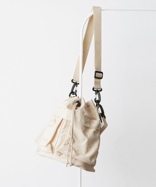 Chillfar（チルファー）の「ナイロン巾着バッグ（ショルダーバッグ・レディース・カーキ/ブラック/アイボリー・FREE）」の2枚目の写真