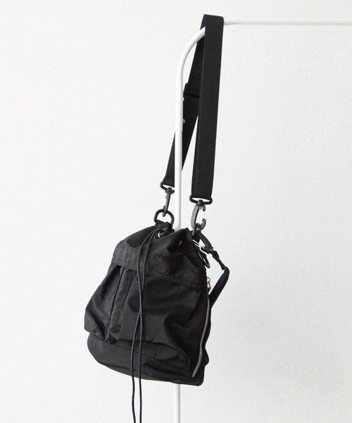 Chillfar（チルファー）の「ナイロン巾着バッグ（ショルダーバッグ・レディース・カーキ/ブラック/アイボリー・FREE）」の3枚目の写真
