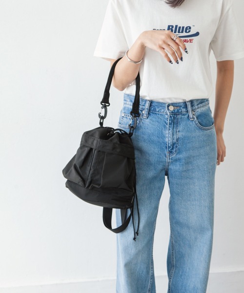 Chillfar（チルファー）の「ナイロン巾着バッグ（ショルダーバッグ・レディース・カーキ/ブラック/アイボリー・FREE）」の6枚目の写真