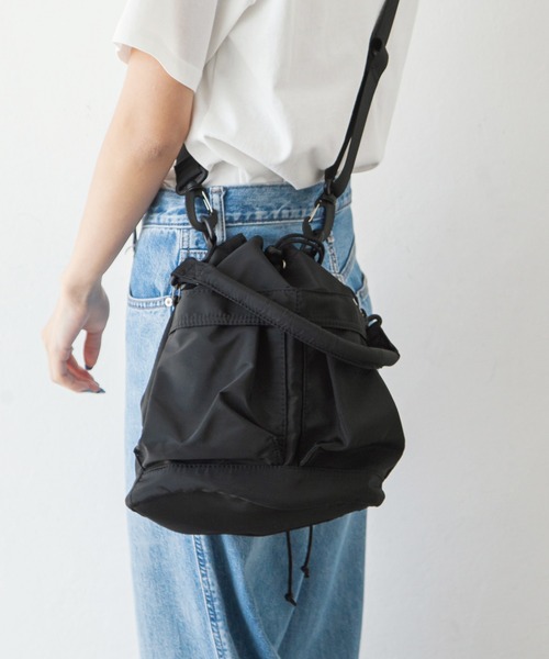 Chillfar（チルファー）の「ナイロン巾着バッグ（ショルダーバッグ・レディース・カーキ/ブラック/アイボリー・FREE）」の5枚目の写真