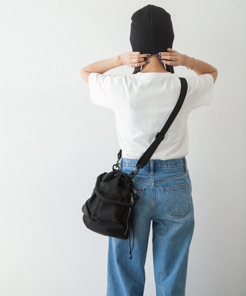 Chillfar（チルファー）の「ナイロン巾着バッグ（ショルダーバッグ・レディース・カーキ/ブラック/アイボリー・FREE）」の7枚目の写真