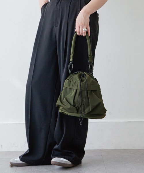 Chillfar（チルファー）の「ナイロン巾着バッグ（ショルダーバッグ・レディース・カーキ/ブラック/アイボリー・FREE）」の22枚目の写真