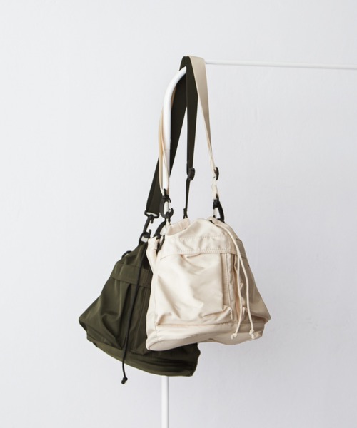 Chillfar（チルファー）の「ナイロン巾着バッグ（ショルダーバッグ・レディース・カーキ/ブラック/アイボリー・FREE）」の15枚目の写真