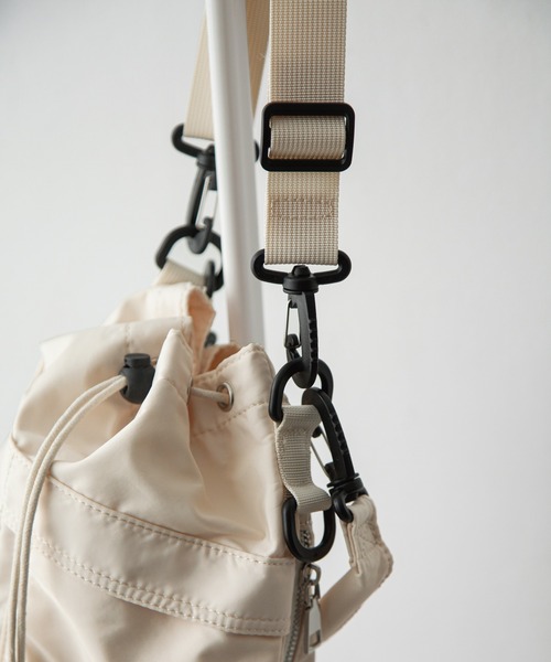 Chillfar（チルファー）の「ナイロン巾着バッグ（ショルダーバッグ・レディース・カーキ/ブラック/アイボリー・FREE）」の17枚目の写真