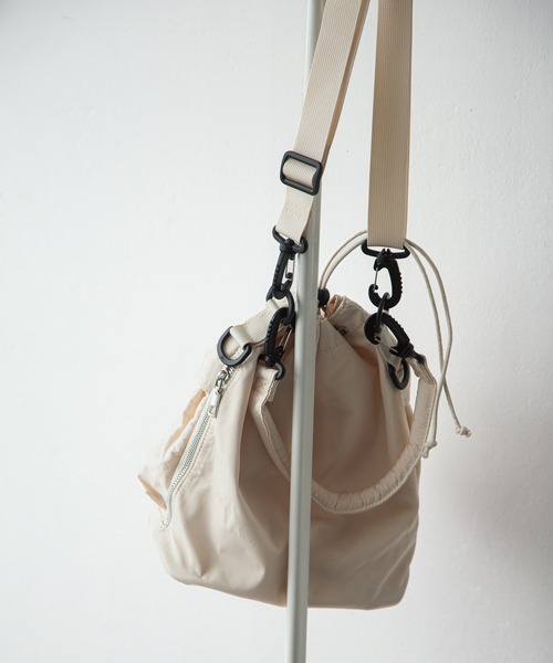 Chillfar（チルファー）の「ナイロン巾着バッグ（ショルダーバッグ・レディース・カーキ/ブラック/アイボリー・FREE）」の10枚目の写真