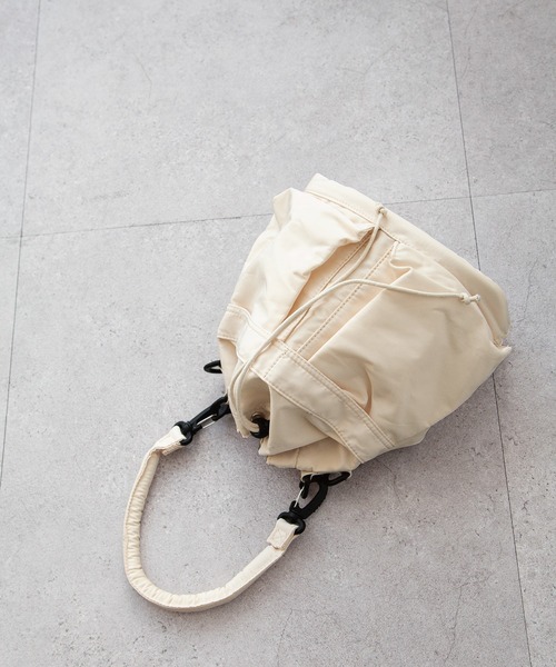 Chillfar（チルファー）の「ナイロン巾着バッグ（ショルダーバッグ・レディース・カーキ/ブラック/アイボリー・FREE）」の12枚目の写真