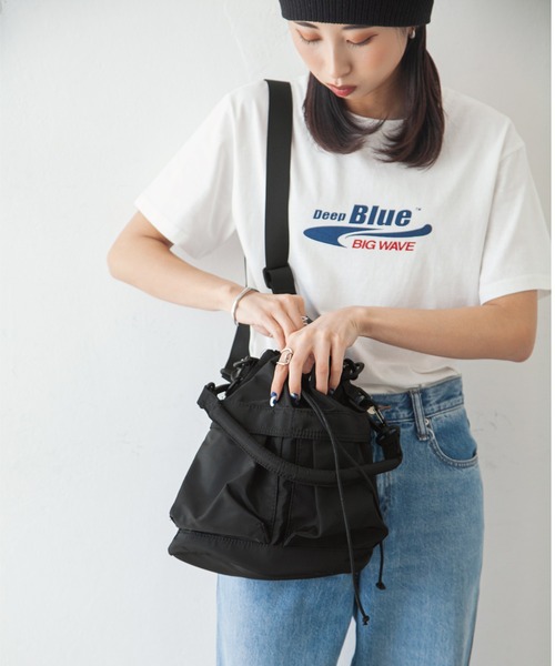 Chillfar（チルファー）の「ナイロン巾着バッグ（ショルダーバッグ・レディース・カーキ/ブラック/アイボリー・FREE）」の4枚目の写真