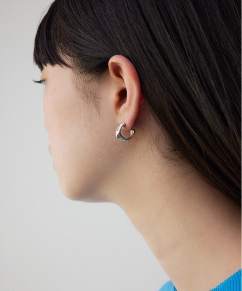 AZUL by moussy（アズールバイマウジー）の「イレギュラーシェイプミニフープピアス（ブレスレット・レディース・ゴールド系その他/シルバー・FREE）」の2枚目の写真