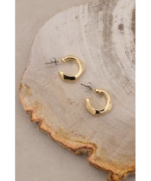 AZUL by moussy（アズールバイマウジー）の「イレギュラーシェイプミニフープピアス（ブレスレット・レディース・ゴールド系その他/シルバー・FREE）」の4枚目の写真