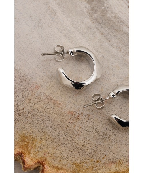 AZUL by moussy（アズールバイマウジー）の「イレギュラーシェイプミニフープピアス（ブレスレット・レディース・ゴールド系その他/シルバー・FREE）」の11枚目の写真