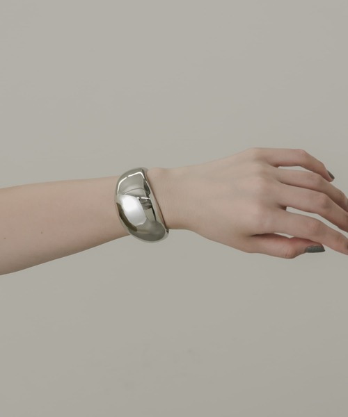 SMELLY（スメリー）の「メタルプックリボリュームバングル（バングル/リストバンド・レディース・ゴールド/シルバー・-）」の2枚目の写真