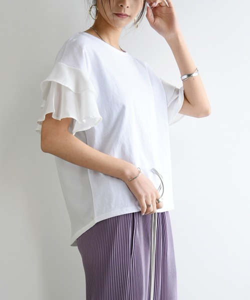 and it_(アンドイット)の「異素材切替ティアード袖プルオーバー(Tシャツ/カットソー・レディース・ブラック/オフホワイト/グレイッシュベージュ・M)」の1枚目の写真