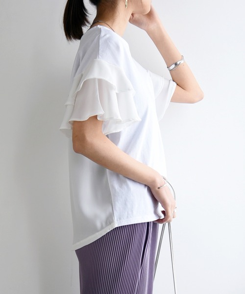 and it_(アンドイット)の「異素材切替ティアード袖プルオーバー(Tシャツ/カットソー・レディース・ブラック/オフホワイト/グレイッシュベージュ・M)」の5枚目の写真