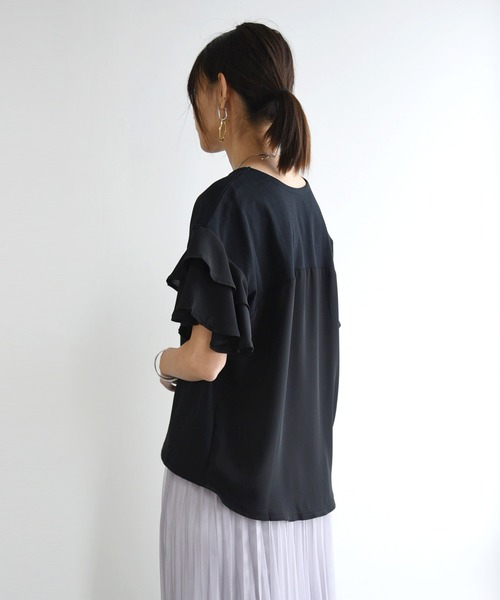 and it_(アンドイット)の「異素材切替ティアード袖プルオーバー(Tシャツ/カットソー・レディース・ブラック/オフホワイト/グレイッシュベージュ・M)」の8枚目の写真