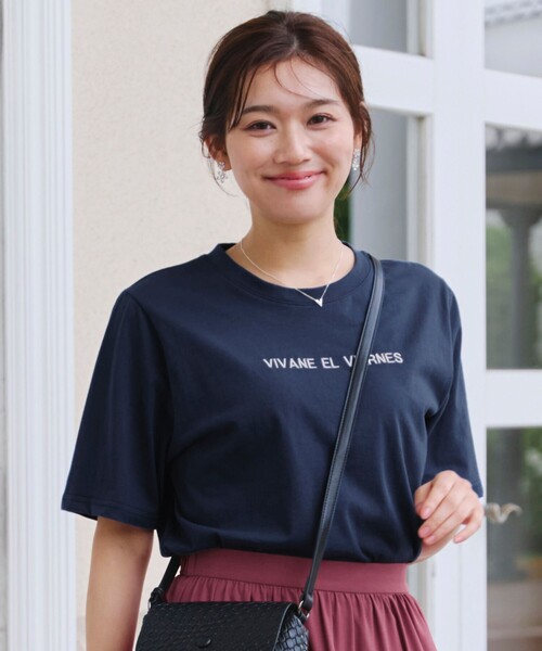 Tiaclasse(ティアクラッセ)の「刺繍ロゴシンプルTシャツ(Tシャツ/カットソー・レディース・ネイビー/ベージュ/オフホワイト・FREE)」の3枚目の写真