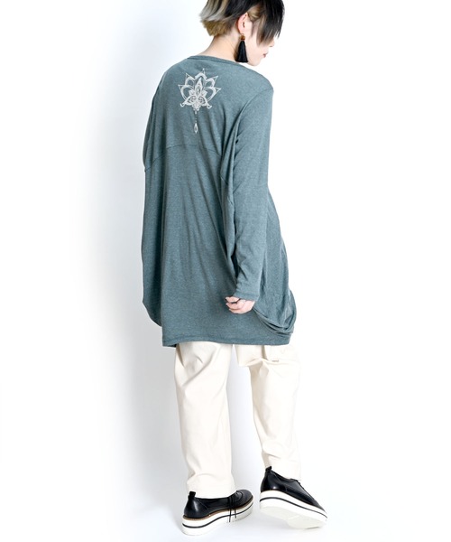 MARAI（マーライ）の「コクーンシルエット 長袖ロングTシャツ（Tシャツ/カットソー・レディース・レッド/グレー系/グリーン/グレー/マスタード/ブルー/ピンク・FREE）」の19枚目の写真
