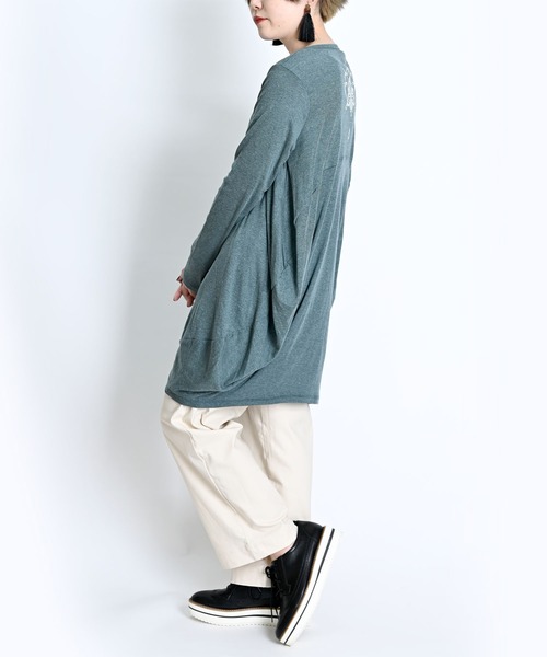 MARAI（マーライ）の「コクーンシルエット 長袖ロングTシャツ（Tシャツ/カットソー・レディース・レッド/グレー系/グリーン/グレー/マスタード/ブルー/ピンク・FREE）」の18枚目の写真