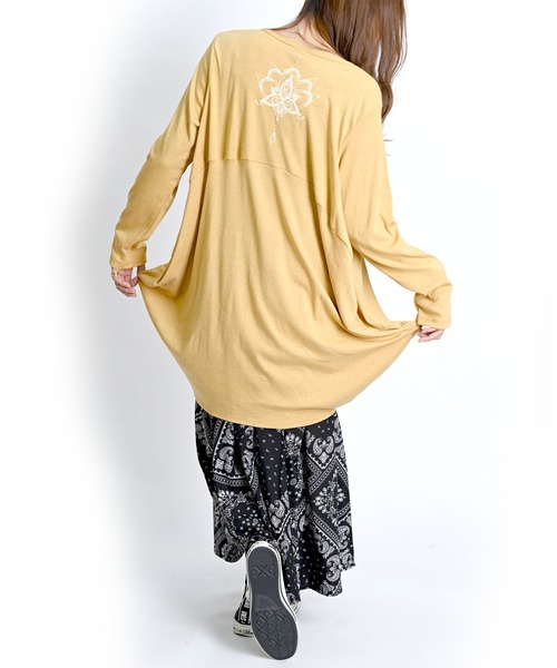 MARAI（マーライ）の「コクーンシルエット 長袖ロングTシャツ（Tシャツ/カットソー・レディース・レッド/グレー系/グリーン/グレー/マスタード/ブルー/ピンク・FREE）」の22枚目の写真