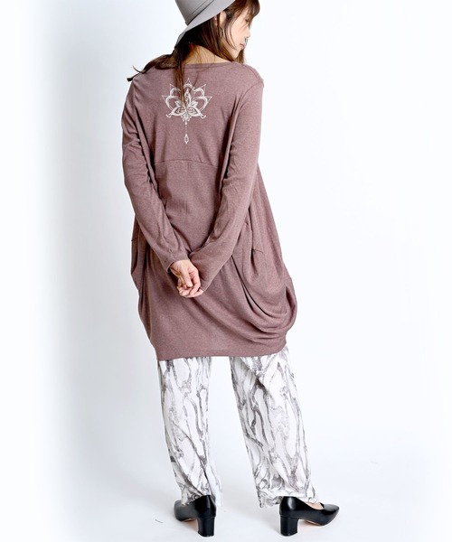 MARAI（マーライ）の「コクーンシルエット 長袖ロングTシャツ（Tシャツ/カットソー・レディース・レッド/グレー系/グリーン/グレー/マスタード/ブルー/ピンク・FREE）」の14枚目の写真