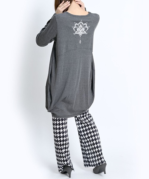 MARAI（マーライ）の「コクーンシルエット 長袖ロングTシャツ（Tシャツ/カットソー・レディース・レッド/グレー系/グリーン/グレー/マスタード/ブルー/ピンク・FREE）」の9枚目の写真