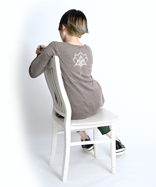 MARAI（マーライ）の「コクーンシルエット 長袖ロングTシャツ（Tシャツ/カットソー・レディース・レッド/グレー系/グリーン/グレー/マスタード/ブルー/ピンク・FREE）」の12枚目の写真