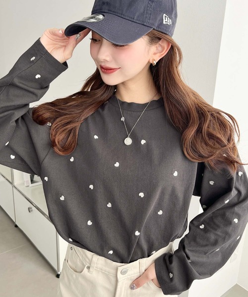moment+(モーメントプラス)の「綿100%天竺. ハート刺繍ロングTシャツ(Tシャツ/カットソー・レディース・オートミール/ピンク/ブラック/チャコールグレー/オフホワイト・M/L)」の6枚目の写真