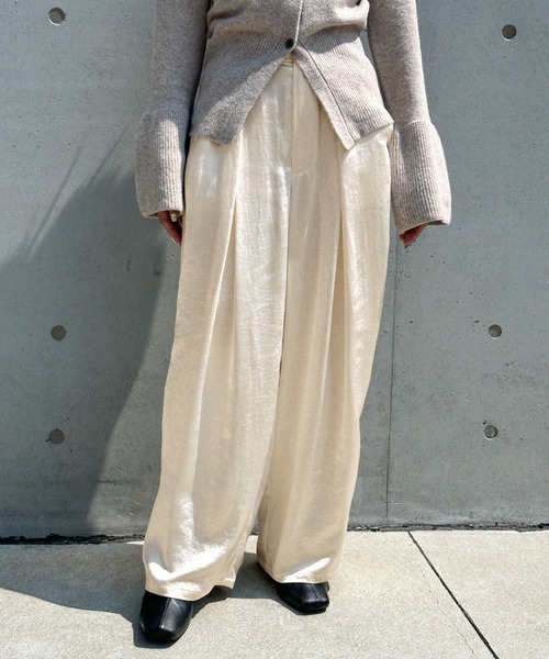 select MOCA（セレクトモカ）の「サテンディープタックワイドパンツ