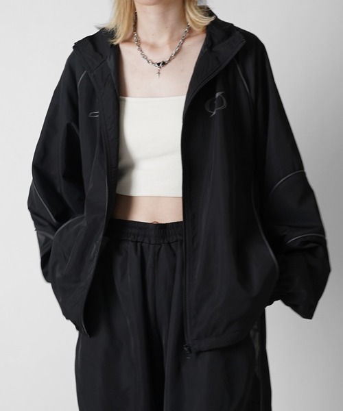 Confirm（コンファーム）の「Y2K ブロークコア ワンポイントロゴプリント フルジップトラックジャケット 切替パイピングライン ナイロンブルゾン ドローコード ユニセックス【Confirm】（ナイロンジャケット・メンズ・ホワイト/ブラック/グレー・M/L）」の17枚目の写真