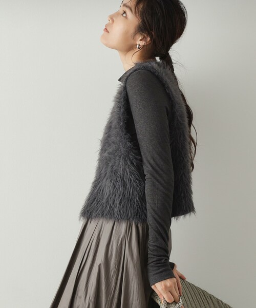 OPAQUE.CLIP（オペークドットクリップ）の「◆シャギーニット ショートベスト【洗濯機洗い可】（ベスト・レディース・チャコールグレー/ベージュ・38/40）」の3枚目の写真