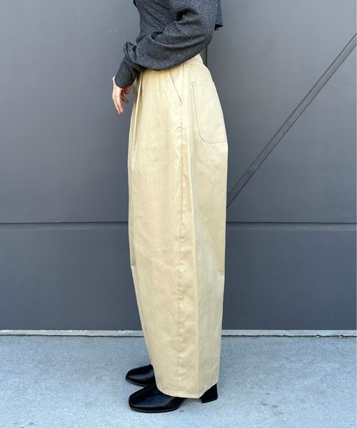 1chaku.（イッチャク）の「ワンタックウルトラバギーカーブチノ（チノパンツ・レディース・ベージュ・マルチサイズ）」の4枚目の写真