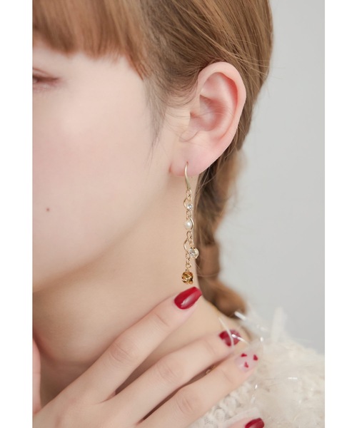 niana(ニアナ)の「フラワーモチーフパールピアス ビジュー ロング 結婚式 お呼ばれ オケージョン 華やか 上品 可愛い 普段使い(ピアス(両耳用)・レディース・シルバー/ゴールド・FREE)」の2枚目の写真
