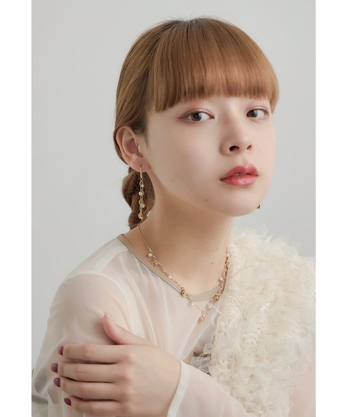 niana(ニアナ)の「フラワーモチーフパールピアス ビジュー ロング 結婚式 お呼ばれ オケージョン 華やか 上品 可愛い 普段使い(ピアス(両耳用)・レディース・シルバー/ゴールド・FREE)」の3枚目の写真