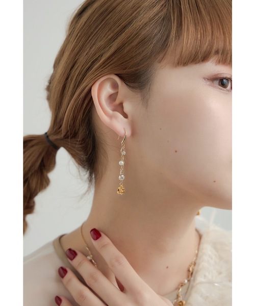 niana(ニアナ)の「フラワーモチーフパールピアス ビジュー ロング 結婚式 お呼ばれ オケージョン 華やか 上品 可愛い 普段使い(ピアス(両耳用)・レディース・シルバー/ゴールド・FREE)」の4枚目の写真
