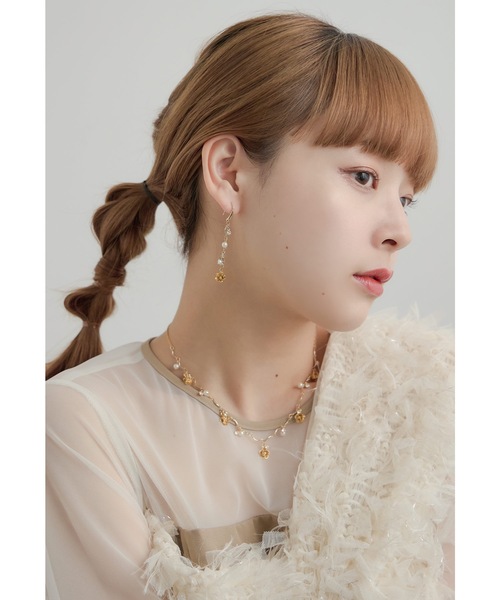 niana(ニアナ)の「フラワーモチーフパールピアス ビジュー ロング 結婚式 お呼ばれ オケージョン 華やか 上品 可愛い 普段使い(ピアス(両耳用)・レディース・シルバー/ゴールド・FREE)」の5枚目の写真
