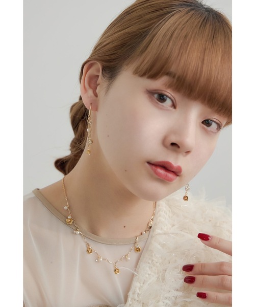 niana(ニアナ)の「フラワーモチーフパールピアス ビジュー ロング 結婚式 お呼ばれ オケージョン 華やか 上品 可愛い 普段使い(ピアス(両耳用)・レディース・シルバー/ゴールド・FREE)」の6枚目の写真