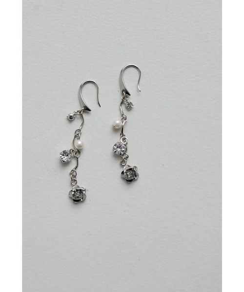 niana(ニアナ)の「フラワーモチーフパールピアス ビジュー ロング 結婚式 お呼ばれ オケージョン 華やか 上品 可愛い 普段使い(ピアス(両耳用)・レディース・シルバー/ゴールド・FREE)」の12枚目の写真
