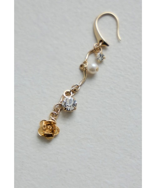 niana(ニアナ)の「フラワーモチーフパールピアス ビジュー ロング 結婚式 お呼ばれ オケージョン 華やか 上品 可愛い 普段使い(ピアス(両耳用)・レディース・シルバー/ゴールド・FREE)」の13枚目の写真