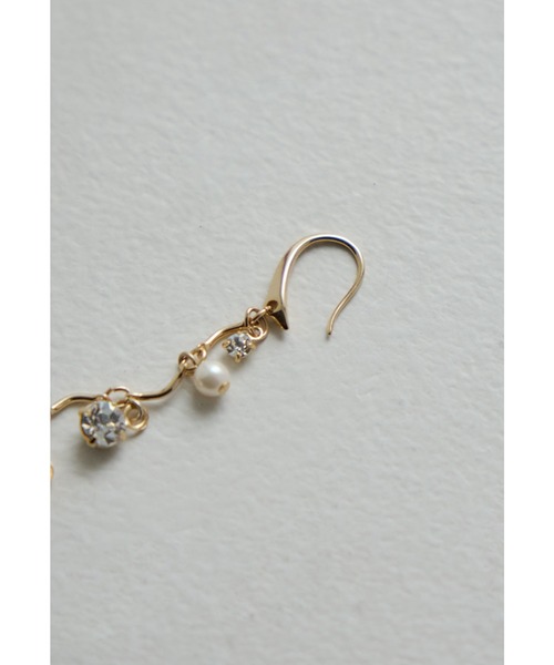 niana(ニアナ)の「フラワーモチーフパールピアス ビジュー ロング 結婚式 お呼ばれ オケージョン 華やか 上品 可愛い 普段使い(ピアス(両耳用)・レディース・シルバー/ゴールド・FREE)」の14枚目の写真