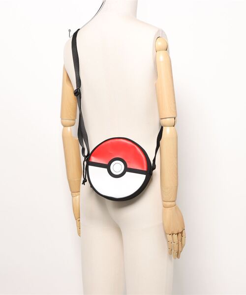 ショルダーバッグ・ポシェット EASTPAK Ada Pokemon Ball Pokémon x Eastpak Ada Pokéball Crossbody Bag | Zumiez